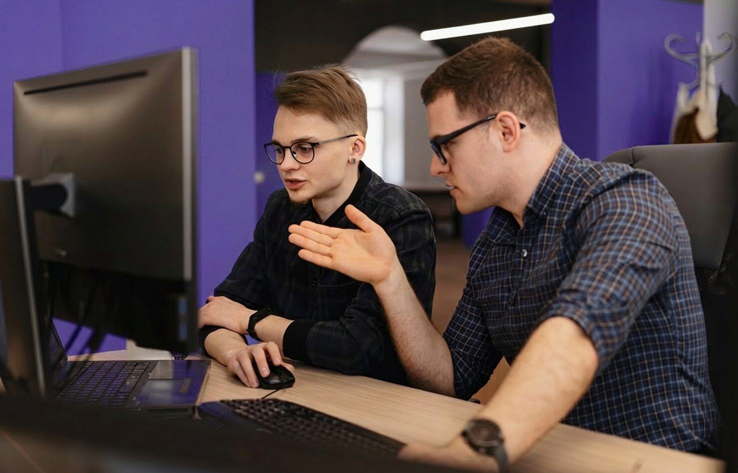 Навчальна платформа MyStat на ноутбуці й телефоні: розклад, оцінки та матеріали занять
